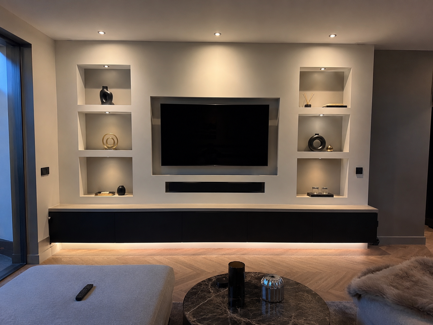 TV-wand met nisverlichting